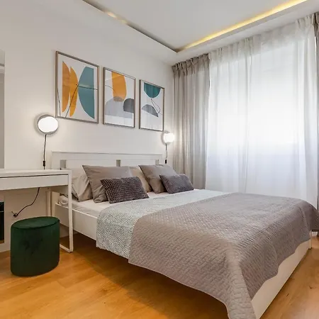 Lux 1- With Garage And Balcony Zara